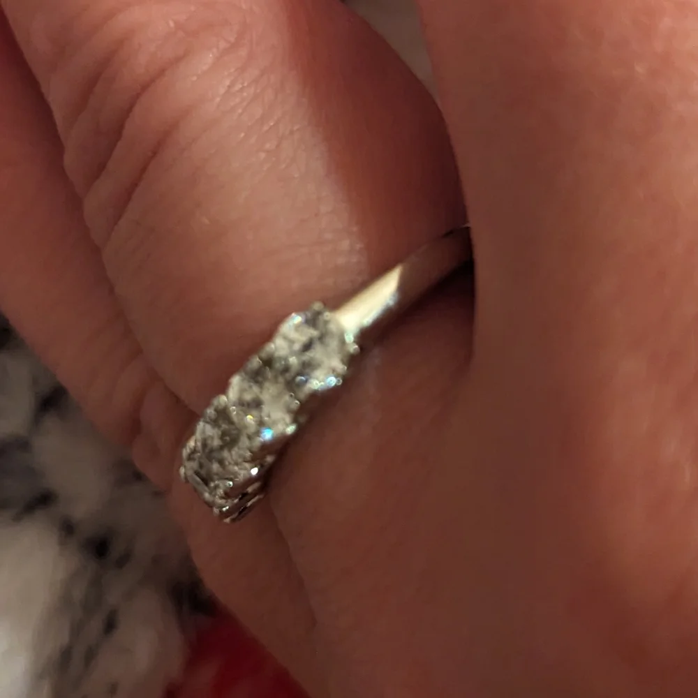 925 sterling silver stamped ring with 5 CZ diamonds. - Picture 3 of 5
